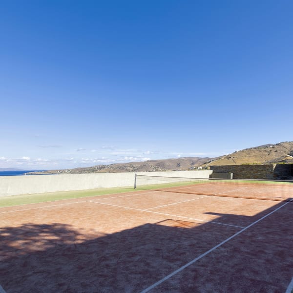 The sea-view tennis court (don't take your eye off the ball!) can also be set up for basketball.