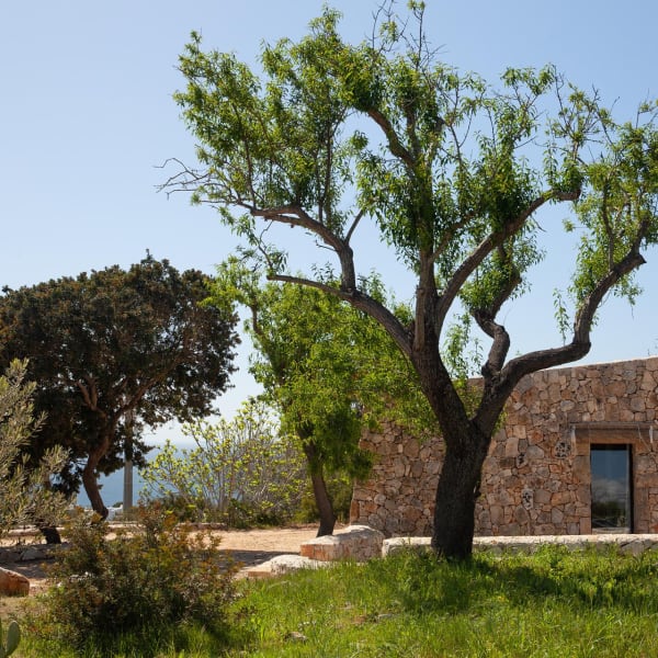Approaching Il Tomaro through the gardens.