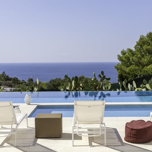 The pool, the sea, the view... Welcome to Villa del Faro!