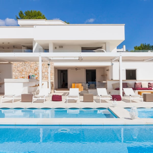 The splendid pool with the villa behind.
