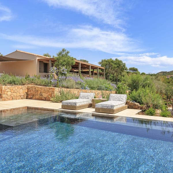 Relaxing by the beautiful, 15m-long, heatable infinity pool.