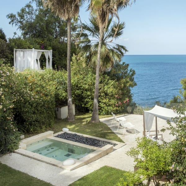 The gorgeous Jacuzzi area overlooking the sea.