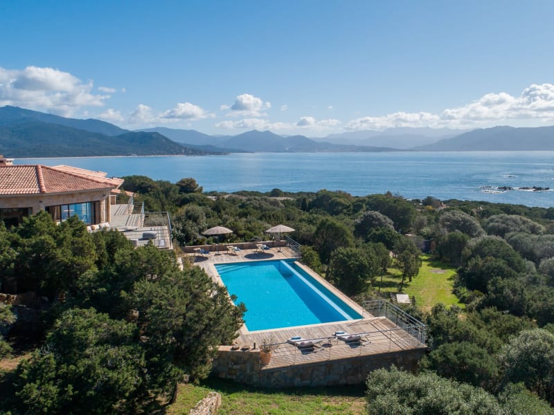 Villa Fa and its pool occupy an unrivalled position ovelooking the Gulf of Valinco and the Tyrrhenian Sea.
