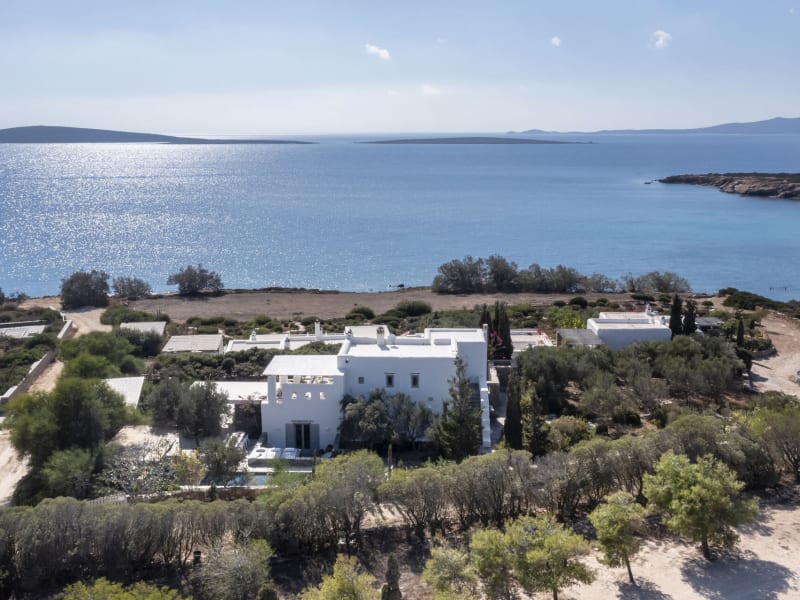 Ephyra's enviable position, just a short stroll from the beach of Makra Miti.