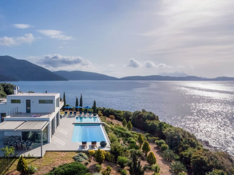 Penio occupies a fabulous position on the south coast of Lefkada.