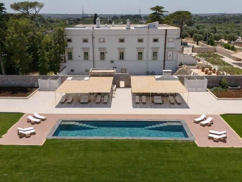 Casina Cinquepozzi rising elegantly and proudly above its extensive grounds.