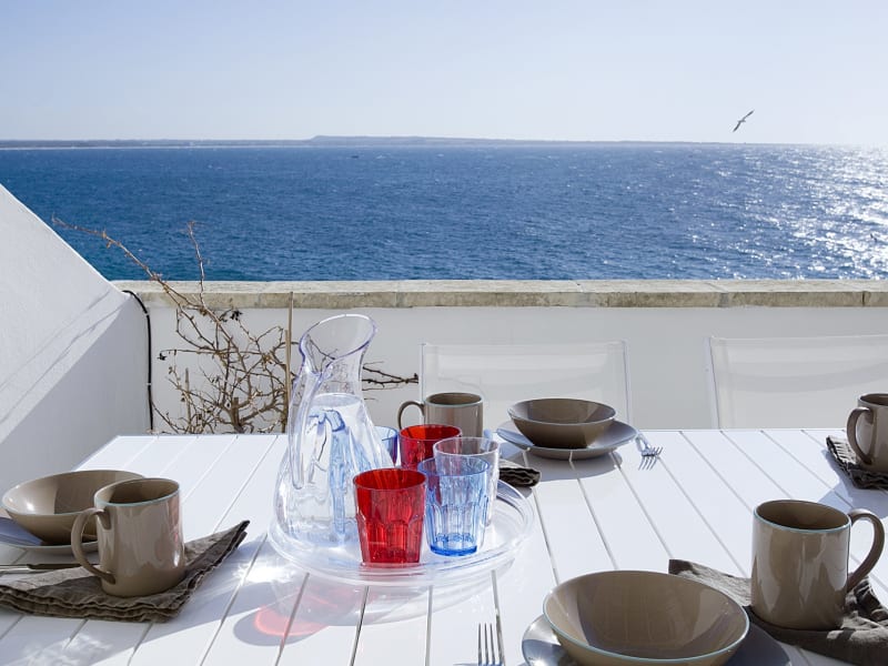 Breakfast, lunch or dinner... dining on the terrace is de rigueur!