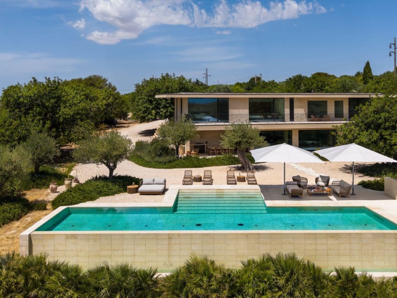 Alba a Noto rising above its stunning 18m-long infinity pool.
