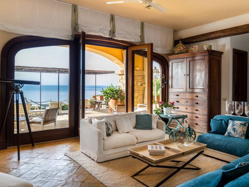 The welcoming living room with its terrace access and sea views.