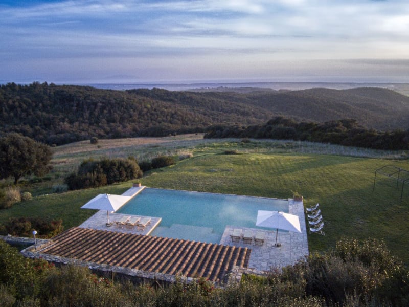 Le Cannelle is immersed in rolling green forests but close to the beaches of the Etruscan Coast.