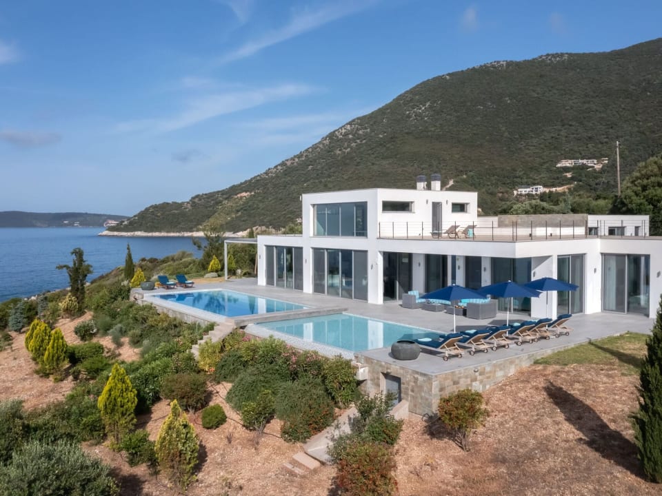 Penio rising proudly above the sea.