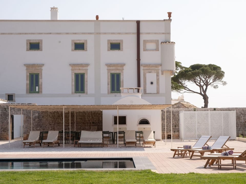 Casina Cinquepozzi seen from the pool area.