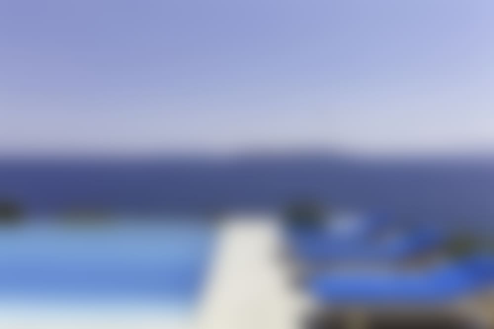 The pool, the sea, the views... Spectacular!