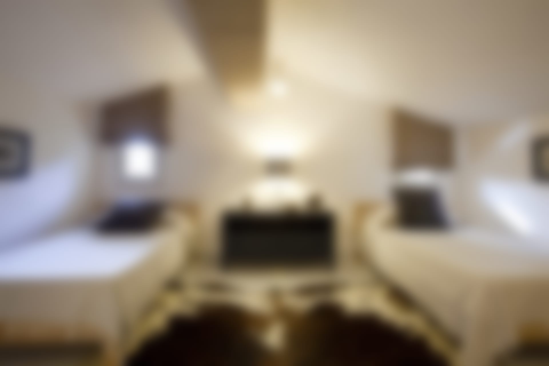 The twin bedroom on the mezzanine in the guesthouse (bedroom 4) is available for large groups. 