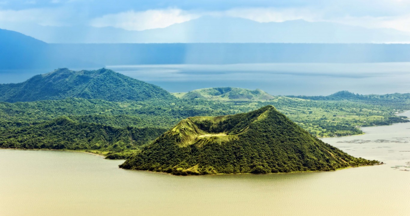 Overlooking The Crater Taal Volcano Tour Book Now Trip Guru 7547