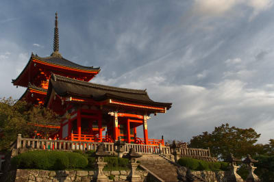 Kyoto Temple and Shrine Discovery Tour: Kiyomizudera, Yasaka & More – 3 Hrs