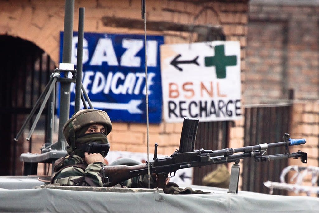 India-Pakistan conflict: A soldier guards the roadside checkpoint outside Srinagar International Airport (SXR) in Jammu and Kashmir, India. (January 2009). Photo by Jrapczak.