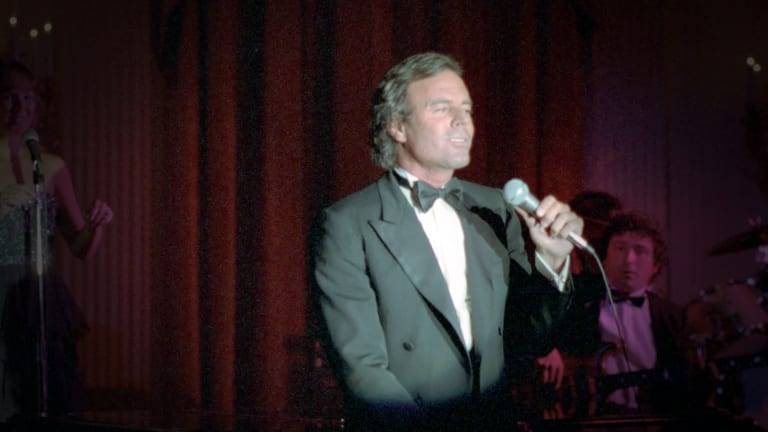 Video of Julio Iglesias forcibly kissing TV host goes viral amid sexual assault allegations Video of Julio Iglesias forcibly kissing TV host goes viral amid sexual assault allegations