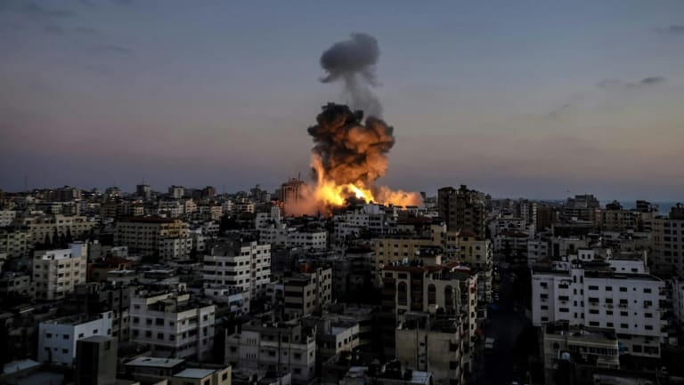 Israel Palestine conflict explained: a comprehensive historical analysis. An explosion in a building in Gaza as a result of a bombing by Israeli warplanes. Photo by Mohammed Ibrahim.