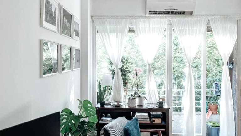 How to keep your home cool in summer: expert tips to beat the heat. Photo by Daniel Galíndez.