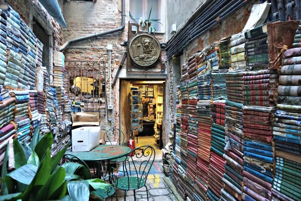 Libreria Acqua Alta - La plus belle librairie du monde se trouve ici.