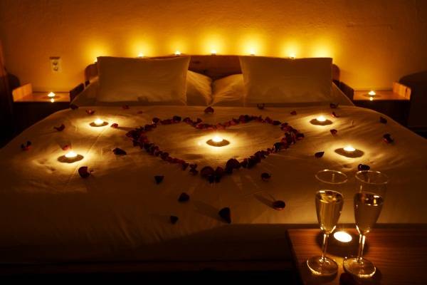 Hãy lựa chọn các loại nến thơm dạng cốc hoặc cây nến xinh xắn với các kích cỡ khác nhau để trang trí phòng. Trang trí với nến