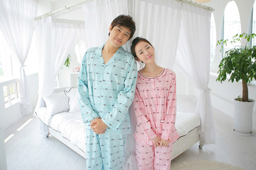 Tặng một bộ đồ ngủ đôi dễ thương là ý tưởng quà tặng thú vị đấy chứ Đồ đôi