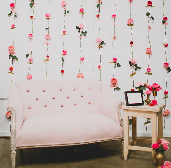 Backdrop với hoa tươi