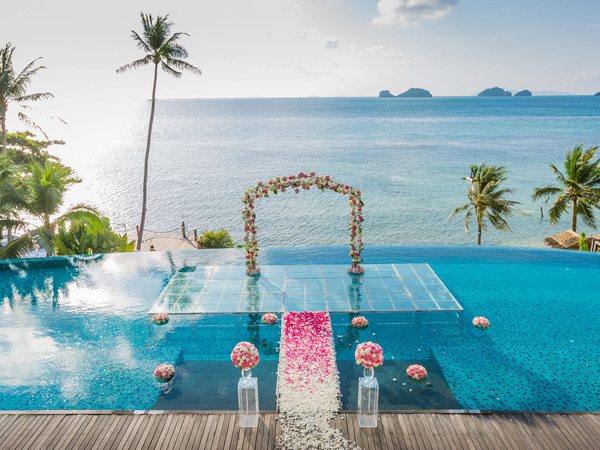 Sân khấu cưới độc đáo tại resort bên bờ biển Trang trí sân khấu tiệc cưới
