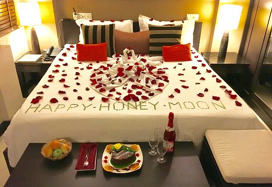 Bạn có thể sử dụng hoa hồng hoặc những loại hoa khác nhau, kết thành bó và trang trí khắp phòng cưới tạo thêm sự ngọt ngào, lãng mạn. Trang trí với hoa tươi
