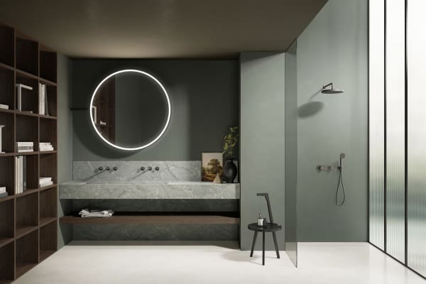 Salle de bain au design contemporain avec robinetterie Fantini