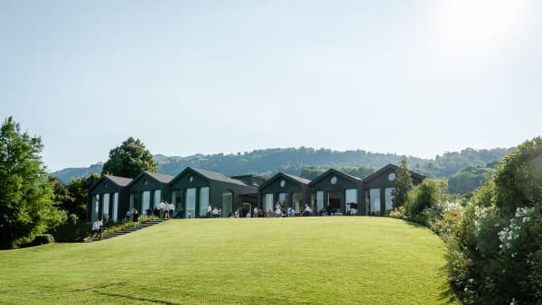 工业与自然:由里索尼建筑设计工作室(Lissoni Associates Studio)设计的公司在湖滨的新项目