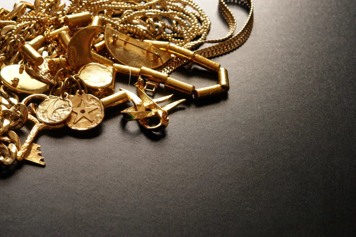 Signet Jewelers (SIG) Lifts Guidance on Tariff Refunds and Cost Discipline