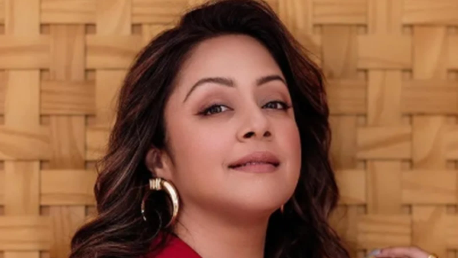 Jyotika shares a glimpse of her core strength workout following her viral single-dumbbell balance