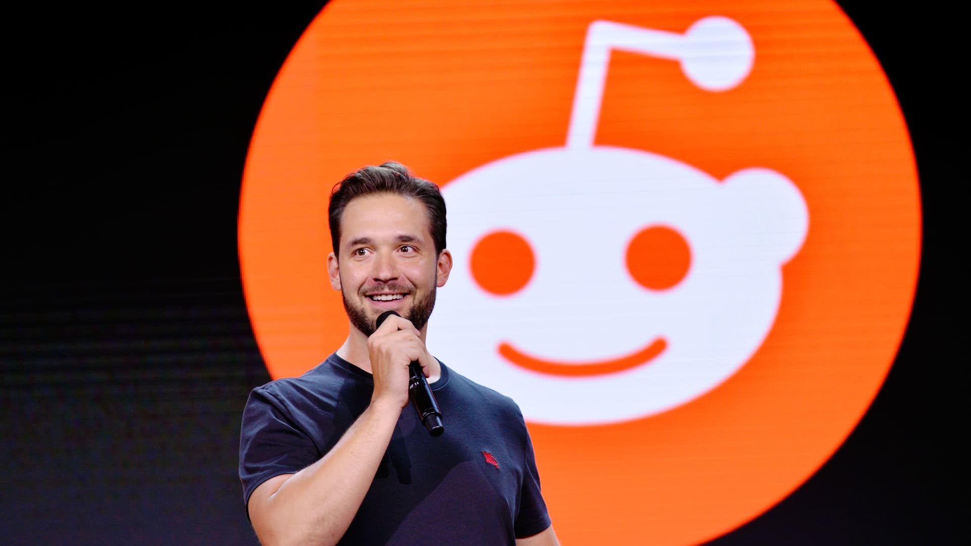 Reddit co-founder says tech industry has been 'tone deaf' in explaining AI: 'Misinformation flying around'