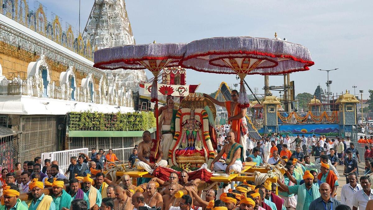 Lord Malayappa, as Panduranga, rides ‘Chinna Sesha Vahanam’