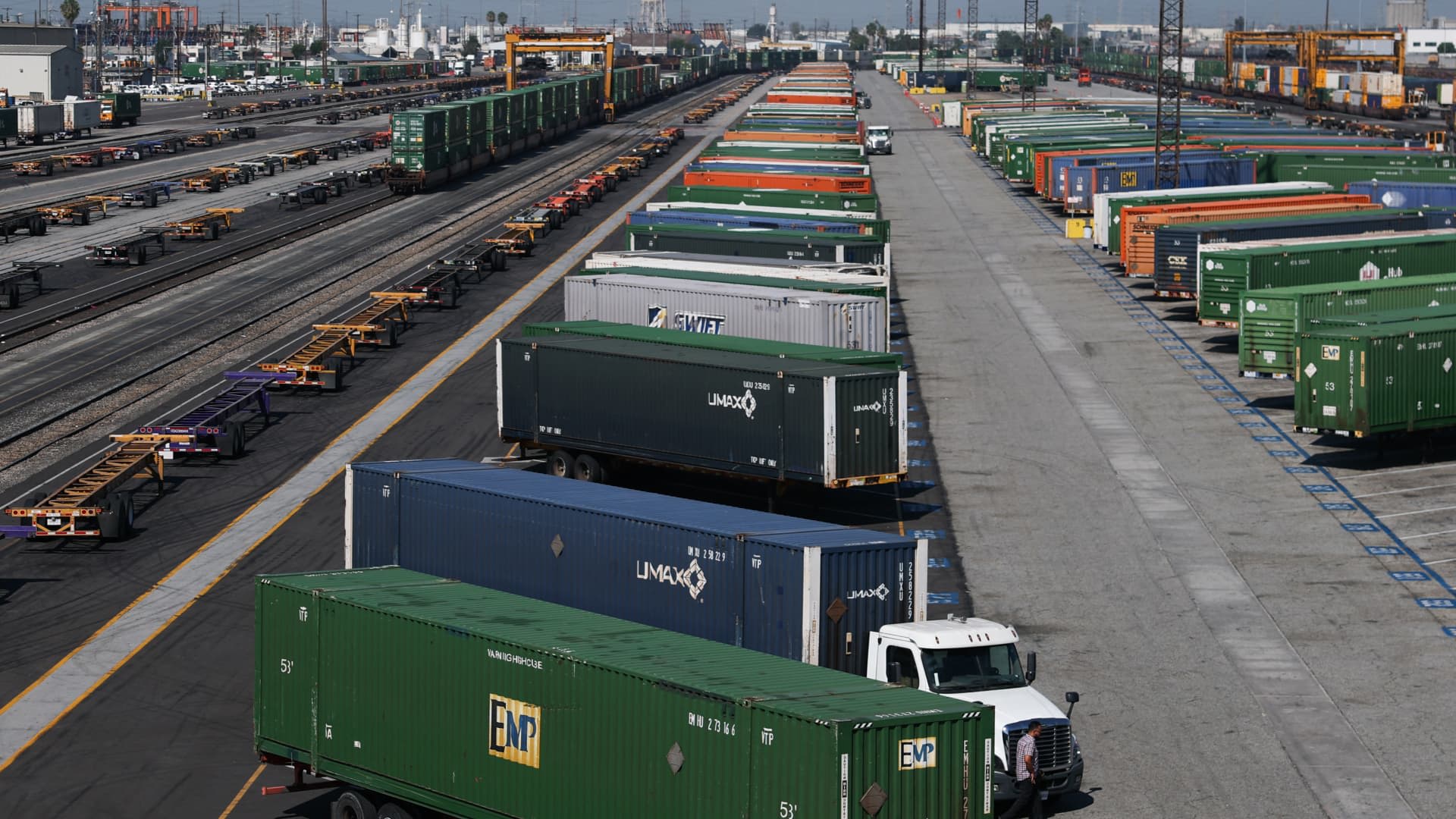 'Science fiction': Transport companies — the backbone of economy — are sounding alarm on fuel prices