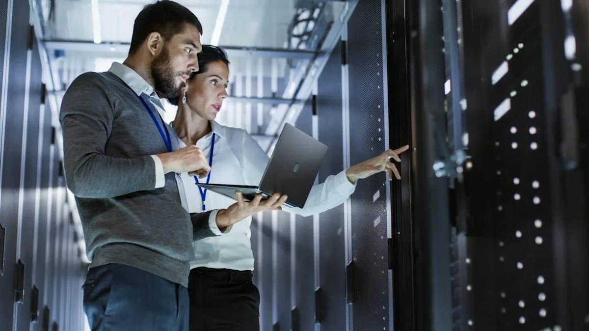 Hewlett Packard Enterprise Rises 4% a Day After Evercore ISI Downgrade; Dell Climbs 4%, Super Micro Holds Steady