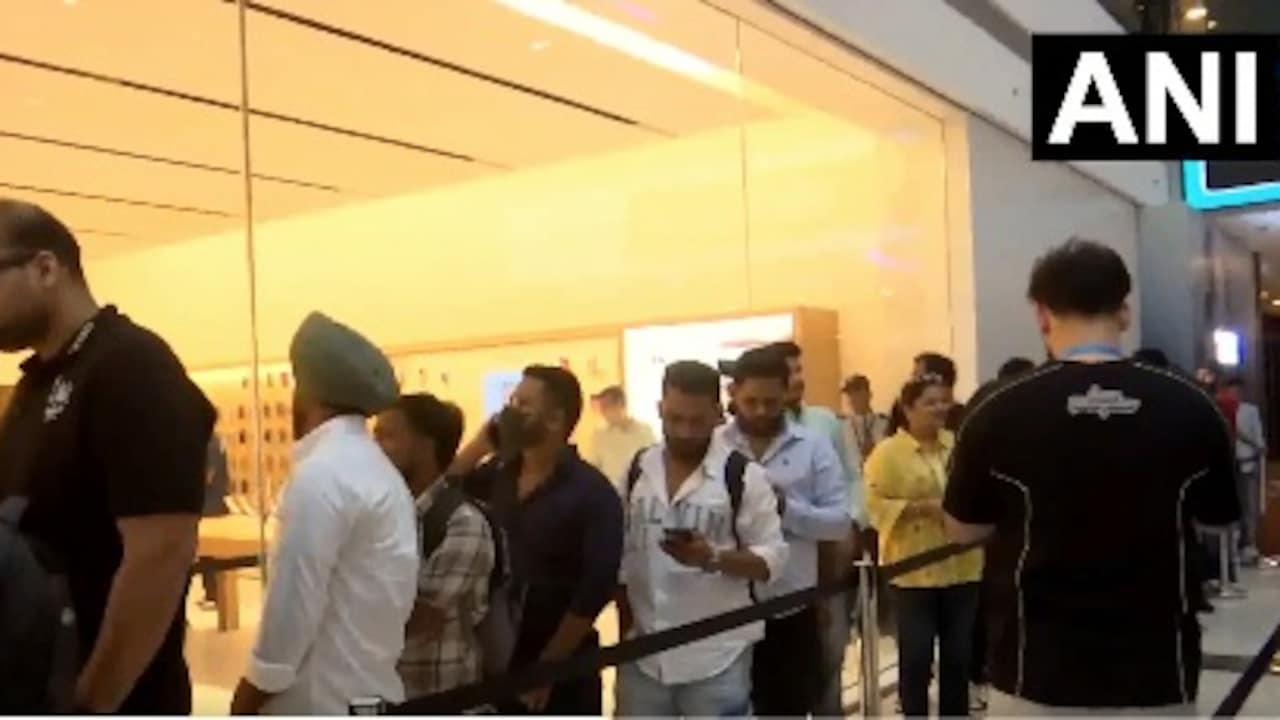 Long Queues Outside Apple Stores In India As Sale Of iPhones Begins