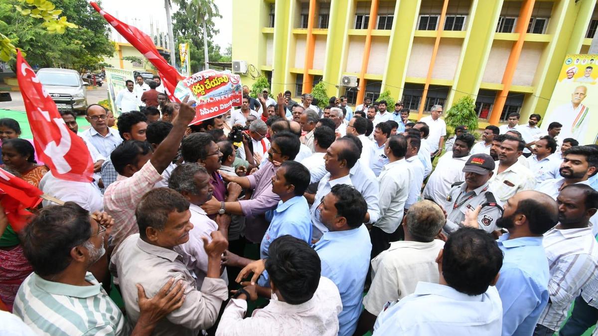CPI(M) protests milk price hike at Vijaya Dairy in Vijayawada