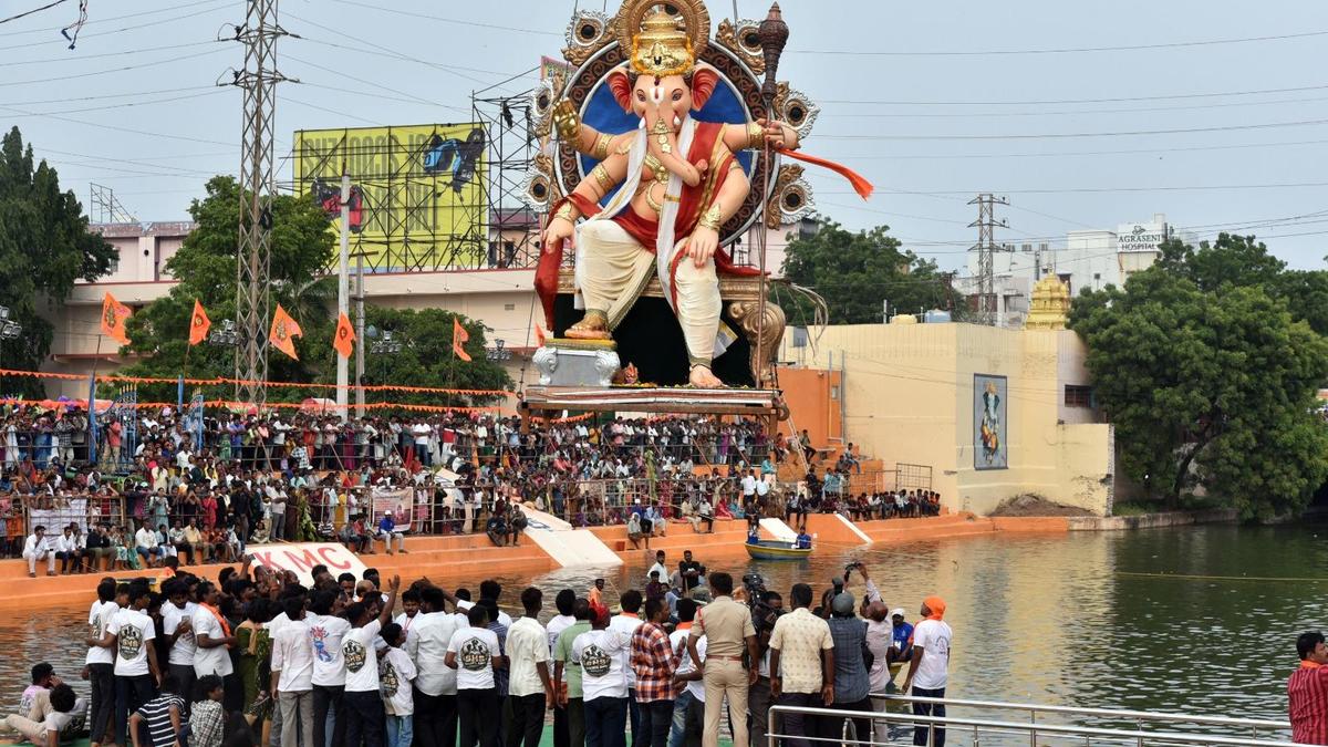 Minister thanks officials for smooth Ganesh idol immersion despite water shortage in Kurnool