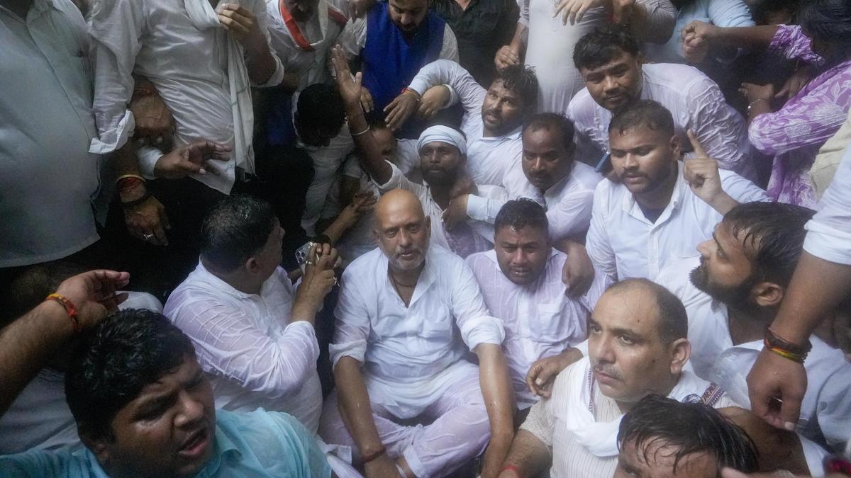 U.P. Congress leaders clash with police, detained during protest against Chief Election Commissioner