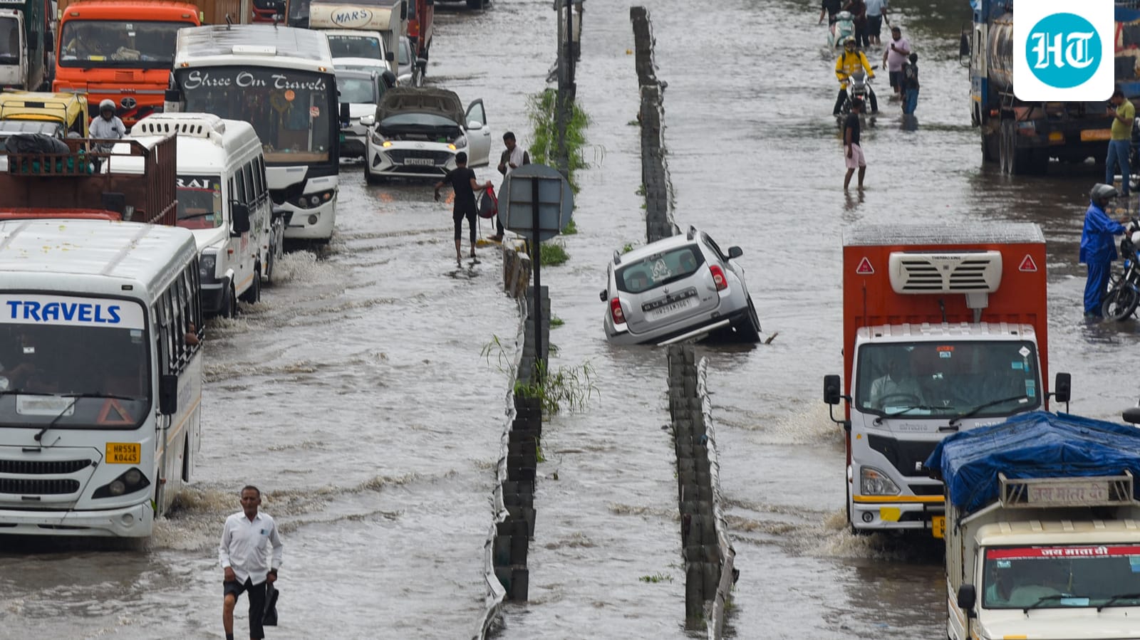 Heavy rain triggers flood-like situation in Chhattisgarh; Kharun River swells, roads submerged in Raipur-Durg