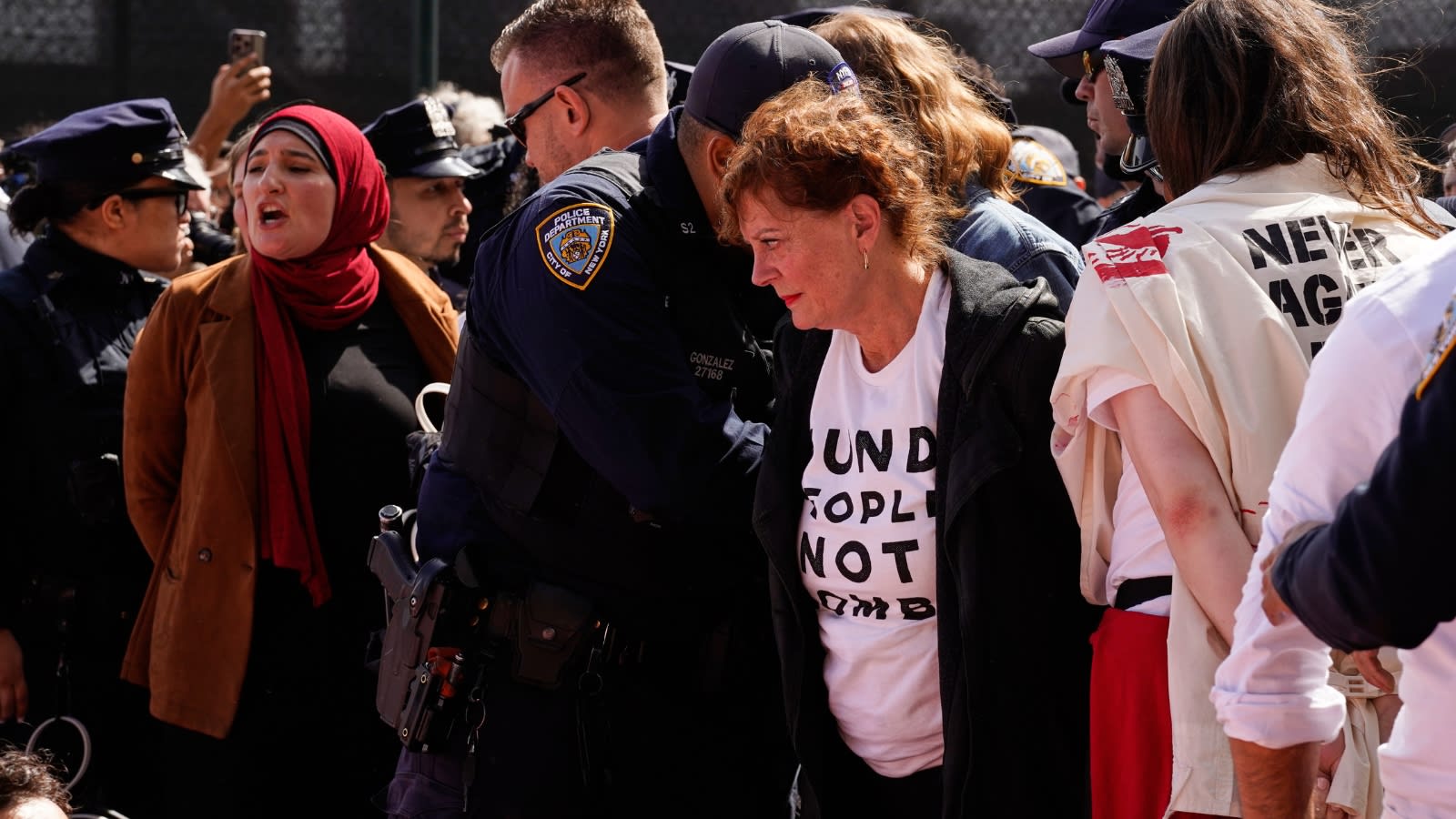 Why did actors Susan Sarandon and Hannah Einbinder protest Netanyahu outside UN?