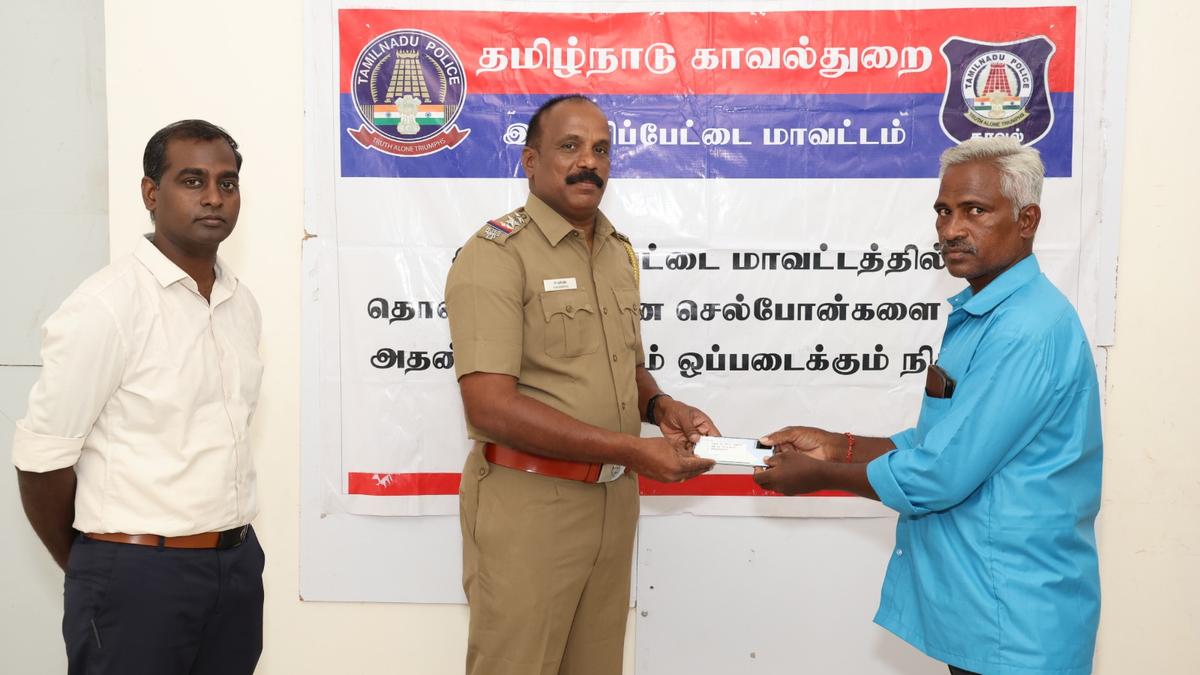 Ranipet police returns recovered phones to owners