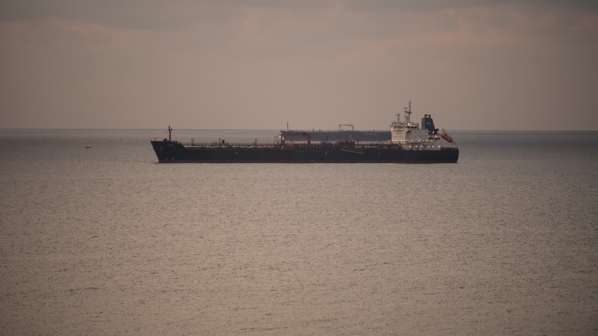 Oil extends gains as Middle East supply concerns persist