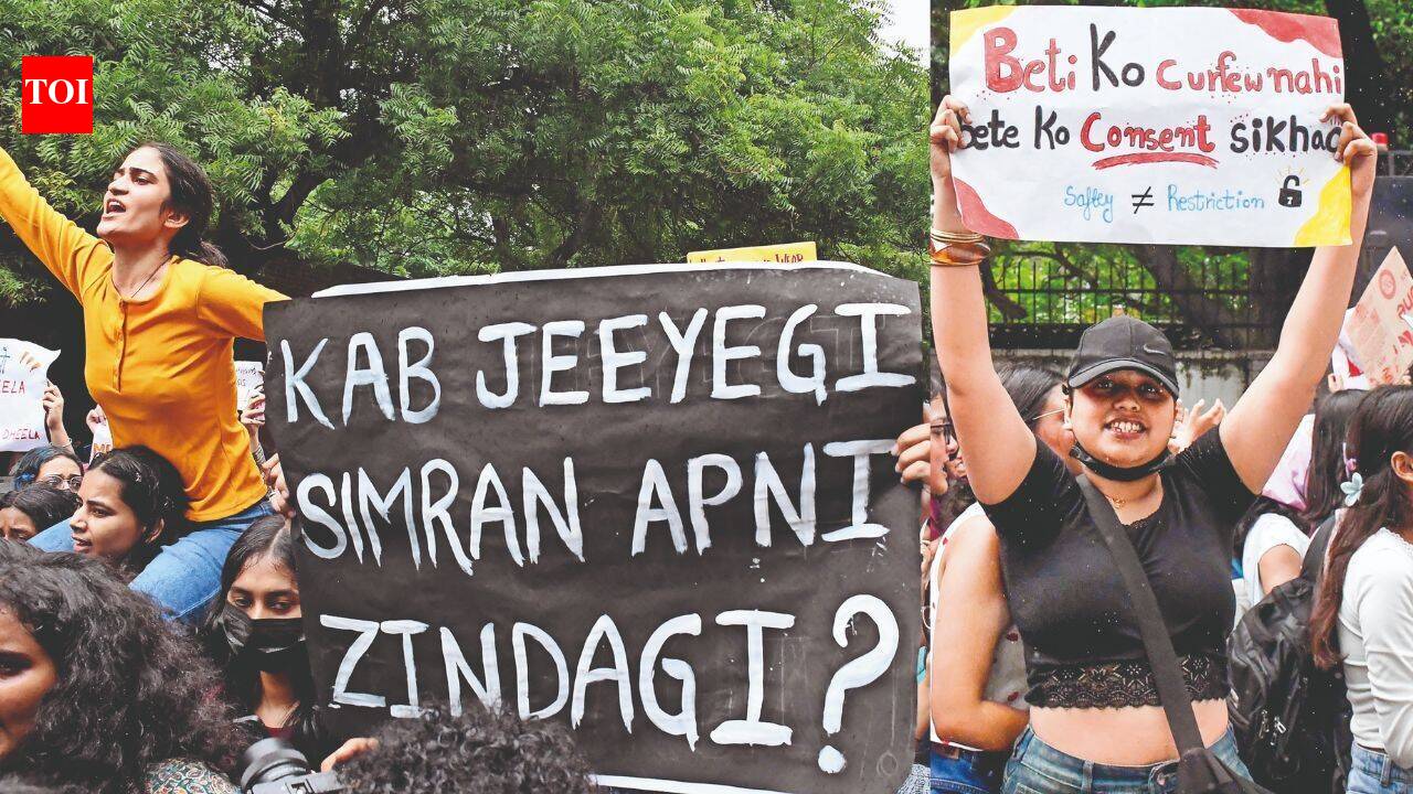Marching through the storm: ‘Hum Auratein Aazad Hain’ echoes across Delhi University