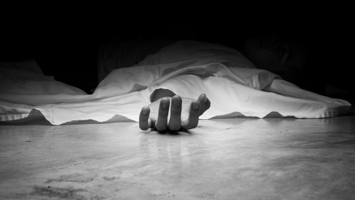 Man dies trapped in burning car on Sangadigunta-Ponnur Road in Guntur; son rescued