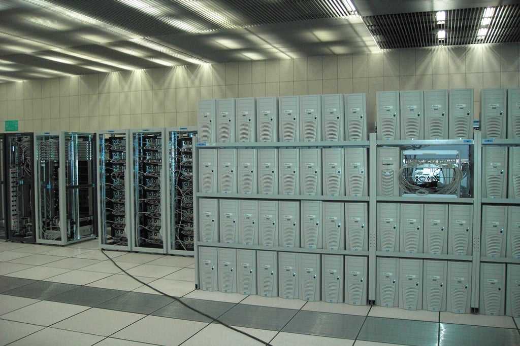 Booted up in 1993, this server still runs – but not for much longer (2017)