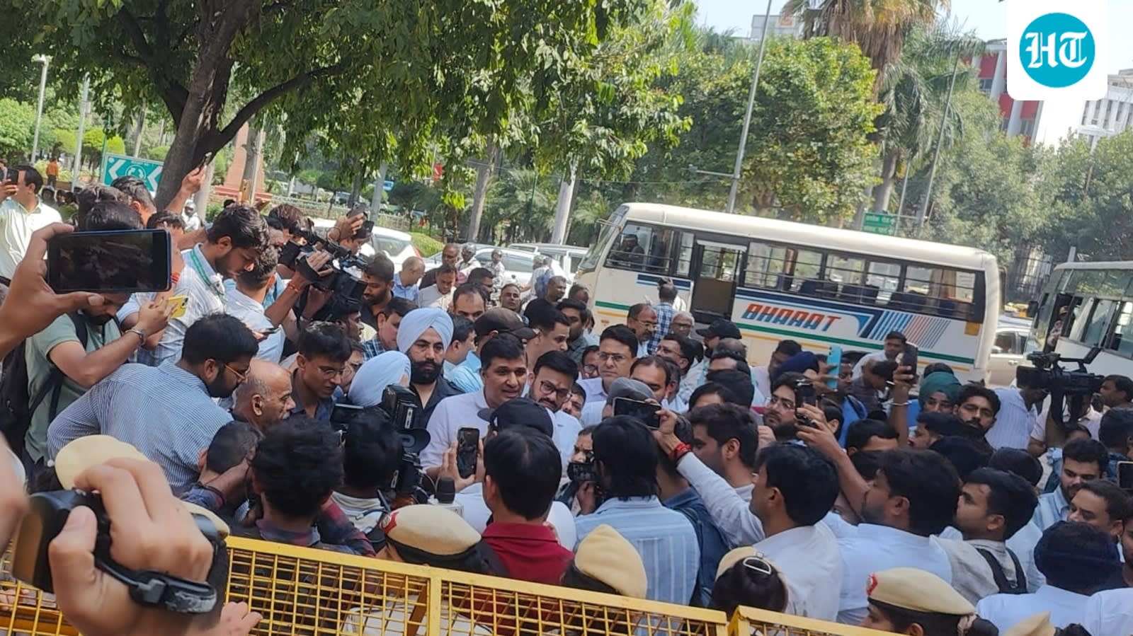 AAP Delhi protest LIVE: AAP raises storm over Parvesh Verma slap row, Saurabh Bharadwaj stopped at barricade